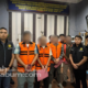 Tersangka DDA selaku kepala cabang pembantu, serta tujuh orang lainnya merupakan tenaga pemasaran yang masing-masing berinisial LAD, RI, NAP, DS, ER, AH, dan HH saat akan dititipkan di Lapas Warungkiara, Selasa (28/4/2026). Foto: Dok. Kejaksaan Negeri Kabupaten Sukabumi