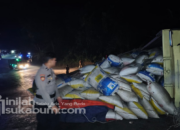 Truk Pengangkut Sekam Kecelakaan di Tanjakan Baeud Warungkiara Sukabumi