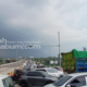 Hingga Jumat siang (3/4/2026) pukul 13.00 WIB, tercatat sebanyak 6.825 unit kendaraan telah memasuki area Sukabumi secara serentak melalui pintu keluar Tol Parungkuda. Foto: IDAM//INILAHSUKABUMI.COM