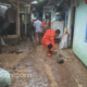 Warga bersama petugas bergotong royong membersihkan sisa material lumpur yang terbawa arus banjir. Foto: P2BK for INILAHSUKABUMI.COM