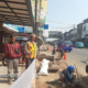Pejabat Pembuat Komitmen (PPK) 2.2 Provinsi Jawa Barat, Asep Mahpudin, saat mendatangi aktivitas pembongkaran trotoar di Jalan Siliwangi, Kecamatan Cibadak, Rabu (1/4/2026). Foto: IDAM/INILAHSUKABUMI.COM