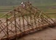 Sukabumi Kembali Diterjang Cuaca Ekstrem: Jalan Provinsi Tertimbun Longsor dan Jembatan di Nyalindung Hanyut