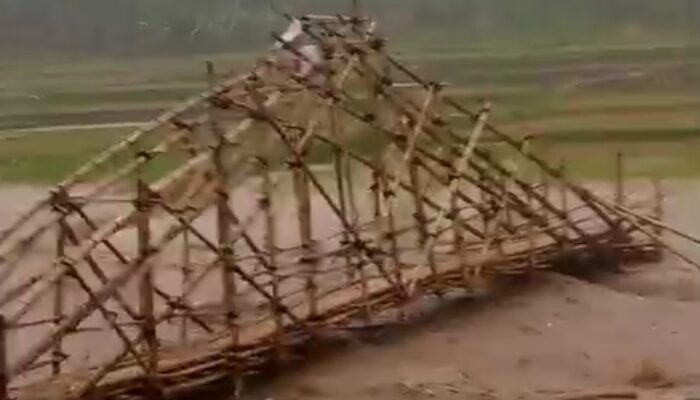 Sukabumi Kembali Diterjang Cuaca Ekstrem: Jalan Provinsi Tertimbun Longsor dan Jembatan di Nyalindung Hanyut