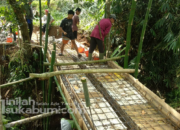 Warga Cibaregbeg Cicurug Sukabumi Gotong Royong Cor Jembatan TPU Tanpa Dana Pemerintah