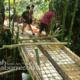 Warga Kampung Cibaregbeg, Desa Caringin, Kecamatan Cicurug, Kabupaten Sukabumi kompak melakukan pengecoran jembatan menuju Tempat Pemakaman Umum (TPU) secara mandiri, tanpa bantuan pemerintah. Foto: INILAHSUKABUMI.COM