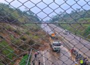 Tol Bocimi KM 72 Ciambar Tertutup Longsor, Evakuasi Alat Berat Dimulai