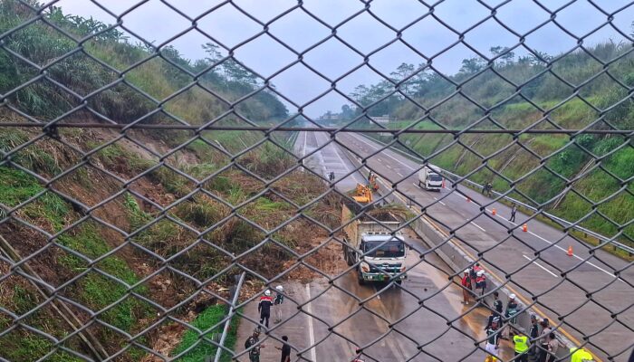 Tol Bocimi KM 72 Ciambar Tertutup Longsor, Evakuasi Alat Berat Dimulai