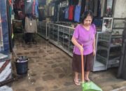 ​Drainase Mampet Banjir Cileuncang “Kepung” Cibadak, Baju Dagangan di Toko Basah Kuyup