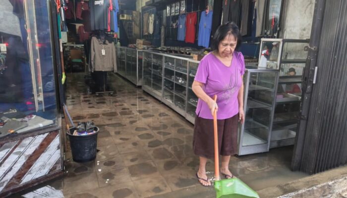 ​Drainase Mampet Banjir Cileuncang “Kepung” Cibadak, Baju Dagangan di Toko Basah Kuyup