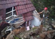 ​Tebing 8 Meter Ambruk Timpa Rumah di Ciambar Sukabumi, Satu Keluarga Mengungsi