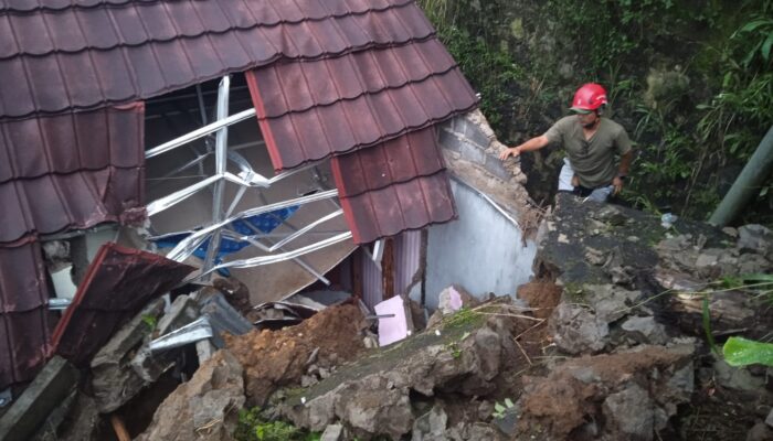 ​Tebing 8 Meter Ambruk Timpa Rumah di Ciambar Sukabumi, Satu Keluarga Mengungsi