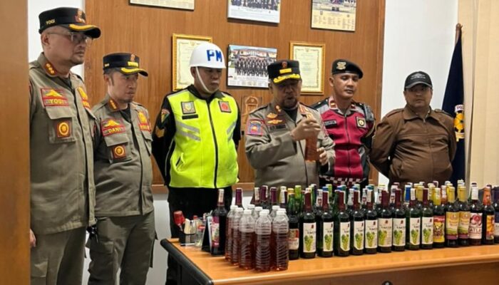 ​Ratusan Botol Miras Senilai Puluhan Juta Rupiah Disita di Sukabumi, 6 Orang Terjaring Razia