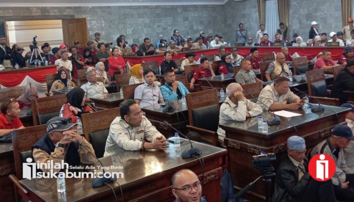 ​Tagih Janji Kampanye Wali Kota, Ratusan RT dan RW di Sukabumi Geruduk Gedung DPRD