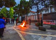 ​Bakar Ban di Depan Gedung DPRD, Mahasiswa UMMI Sukabumi Tuntut Kesejahteraan Buruh dan Guru Honorer