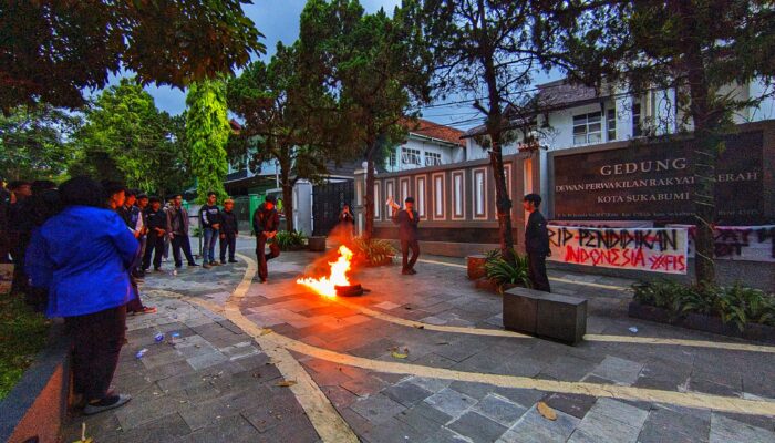 ​Bakar Ban di Depan Gedung DPRD, Mahasiswa UMMI Sukabumi Tuntut Kesejahteraan Buruh dan Guru Honorer