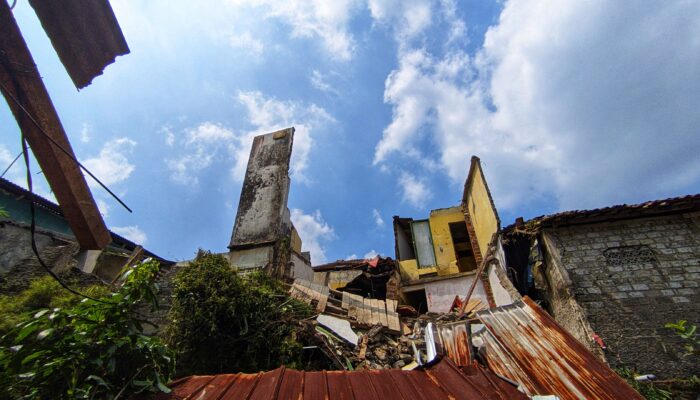 ​Rumah 3 Lantai di Cisaat Sukabumi Ambruk Bertahap, Warga Mengungsi