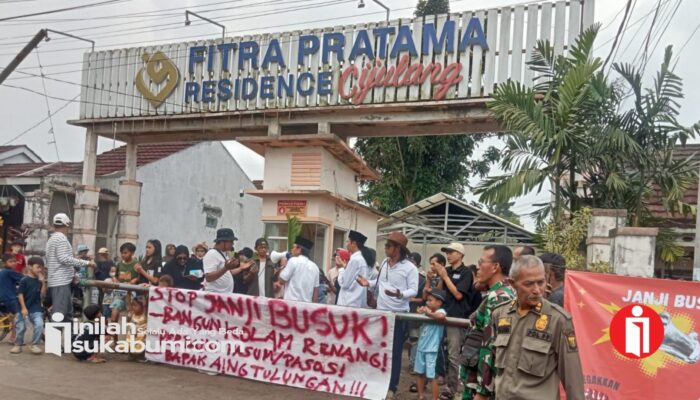 Warga Nagrak Sukabumi Demonstrasi ke Pengembang Perumahan, Massa Aksi : Bapak Aing Tulungan !