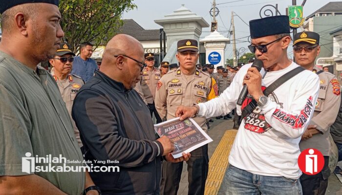 ​Kecewa Tak Ditemui, Massa Aksi Akbar 2626 Beri Piagam ‘Penguasa Sombong’ untuk Wali Kota Sukabumi