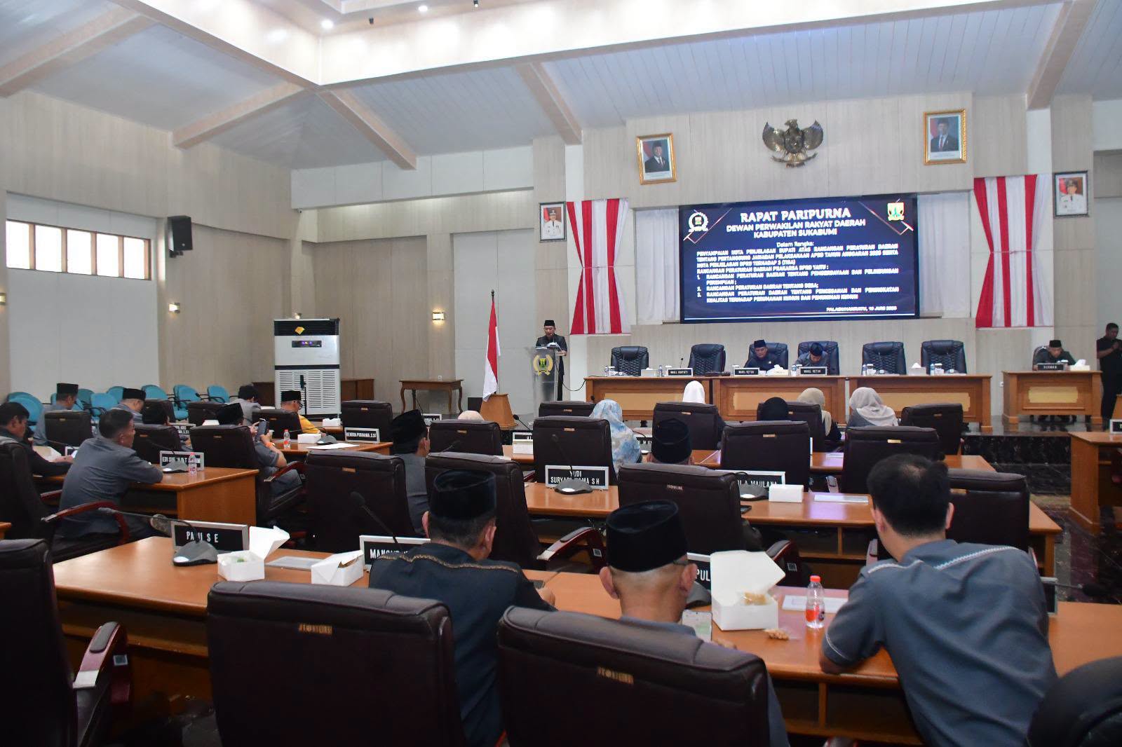 DPRD Kabupaten Sukabumi menggelar Rapat Paripurna dengan agenda penyampaian Nota Pengantar Bupati Sukabumi terhadap Rancangan Peraturan Daerah (Raperda) tentang Pertanggungjawaban Pelaksanaan APBD Tahun Anggaran 2025. Foto: Istimewa