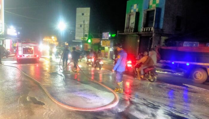 ​Jalanan Licin Oli di Cibadak Sukabumi Makan Korban, 10 Pemotor Terjatuh, Damkar Turun Tangan
