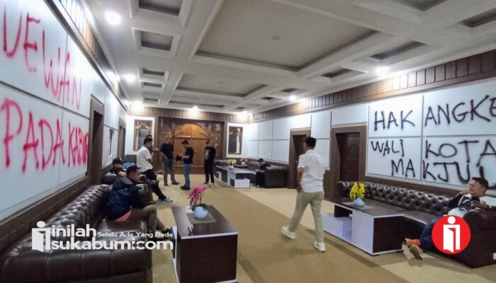 ​Aksi 2626 Berujung Vandalisme di Gedung DPRD Sukabumi, Massa Kecewa Janji Dewan Tak Ditepati