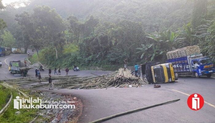 ​Truk Bermuatan Bambu Terguling di Tanjakan Baeud Warungkiara, Jalur Sukabumi-Palabuhanratu Sempat Macet