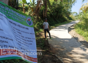 Jalan rabat beton di Desa Bantargadung, Kecamatan Bantargadung, Kabupaten Sukabumi, menjadi sorotan warga karena volume pekerjaan yang tercantum dalam dokumen perencanaan disebut berbeda dengan realisasi pekerjaan di lapangan. Foto: Karimullah/INILAHSUKABUMI.COM