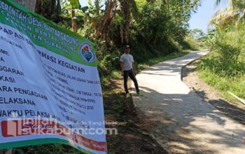 Jalan rabat beton di Desa Bantargadung, Kecamatan Bantargadung, Kabupaten Sukabumi, menjadi sorotan warga karena volume pekerjaan yang tercantum dalam dokumen perencanaan disebut berbeda dengan realisasi pekerjaan di lapangan. Foto: Karimullah/INILAHSUKABUMI.COM