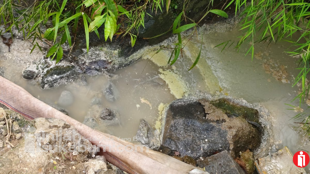 Dugaan pencemaran lingkungan akibat limbah dari aktivitas dapur MBG pada Satuan Pelayanan Pemenuhan Gizi (SPPG) mencuat di Desa Bantarkalong, Kecamatan Warungkiara, Kabupaten Sukabumi. Foto: Karimullah/INILAHSUKABUMI.COM