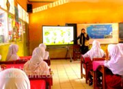 Suasana belajar di SDN Pasirwalang, Desa Walangsari, Kecamatan Kalapanunggal, Kabupaten Sukabumi nampak lebih hidup saat gambar Elang Jawa muncul di layar proyektor. Foto: Istimewa