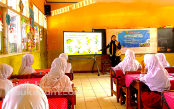 Suasana belajar di SDN Pasirwalang, Desa Walangsari, Kecamatan Kalapanunggal, Kabupaten Sukabumi nampak lebih hidup saat gambar Elang Jawa muncul di layar proyektor. Foto: Istimewa