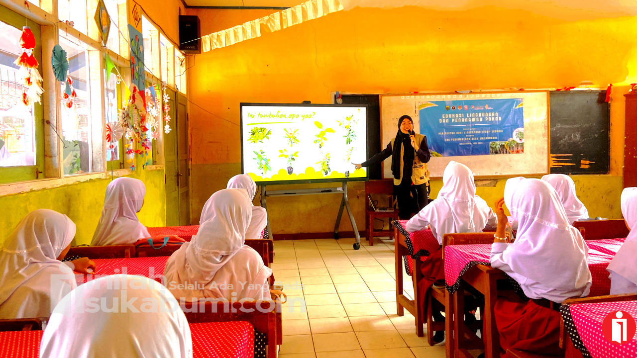Suasana belajar di SDN Pasirwalang, Desa Walangsari, Kecamatan Kalapanunggal, Kabupaten Sukabumi nampak lebih hidup saat gambar Elang Jawa muncul di layar proyektor. Foto: Istimewa