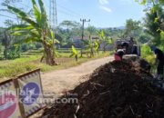 Dinas Pekerjaan Umum (PU) saat ini tengah melakukan percepatan penanganan ruas Jalan Cijaksa-Mataram yang menghubungkan Kecamatan Jampangkulon dengan Kecamatan Lengkong. Foto: Istimewa